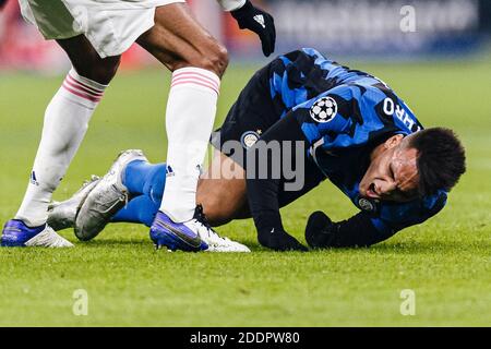 Milano, Italia. 25 Nov 2020. Lautaro Martinez dell'Internazionale (R) è sfidato da Raffaello Varane del Real Madrid (L) durante il Champions Leag UEFA Foto Stock