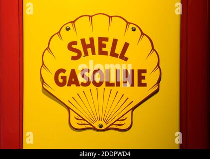 Pompa benzina Shell Vintage, Museo PS.SPEICHER, Einbeck, bassa Sassonia, Germania, Europa Foto Stock