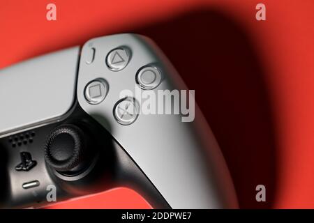 LONDRA - 24 NOVEMBRE 2020: PlayStation 5 video giochi controller PS5 su sfondo rosso Foto Stock