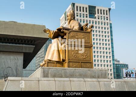 Statua del Sejong Daewang, chiamato anche Sejong il Grande, il quarto re della dinastia Joseon della Corea, e l'alfabeto della lingua coreana Foto Stock