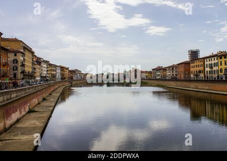 Pisa, Italia - 9 luglio 2017: Veduta della gente che cammina lungo il fiume Arno in una giornata estiva Foto Stock