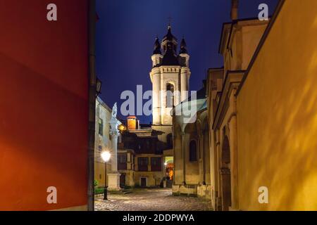Vista panoramica notturna della Cattedrale armena di Lviv, Ucraina. Cortile armeno Foto Stock