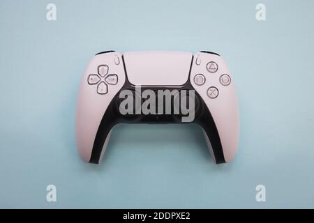 Controller PS5 su sfondo blu. Foto scattata il 6 febbraio 2021, Zurigo,  Svizzera Foto stock - Alamy