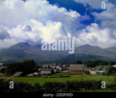 Blaenau Ffestiniog Gwynedd, Galles UKcopy spazio cielo drammatico e nuvole con Snowdonia Montagne sullo sfondo Sito Patrimonio Mondiale dell'UNESCO 2021 copia spazio Foto Stock