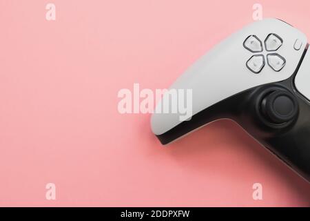 Controller PS5 su sfondo rosa. Foto scattata il 6 febbraio 2021