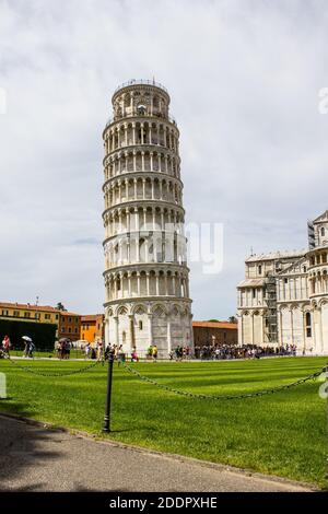 Pisa, Italia - 9 luglio 2017: Vista dei turisti, della Torre Pendente e della Cattedrale di Pisa in Piazza dei Miracoli in una giornata estiva Foto Stock