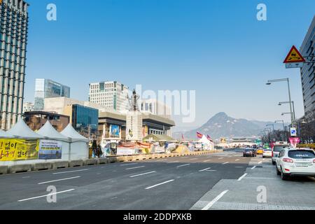 Campo di protesta e statua di Yi Sunsin, un famoso comandante navale, famoso per le sue vittorie contro la marina giapponese durante la guerra di Imjin nella Joseon D. Foto Stock