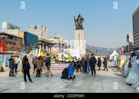 Statua di Yi Sunsin, un famoso comandante navale, famosa per le sue vittorie contro la marina giapponese durante la guerra di Imjin nella dinastia Joseon Foto Stock