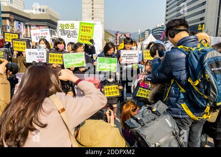 Protesta contro l'importazione di frutti di mare giapponesi nella piazza di Gwanghwamun Seul della Corea del Sud Foto Stock