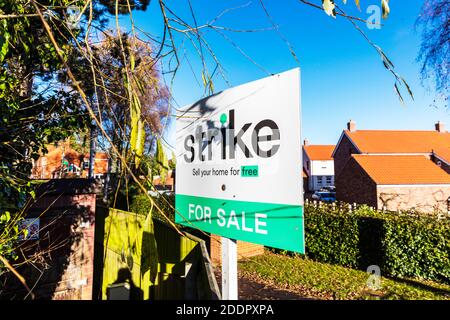 Strike Online Estate Agents, Agenzia Immobiliare, Agenzia immobiliare in vendita, vendita immobili, vendita case in vendita, cartello agenzia immobiliare, vendita, Foto Stock