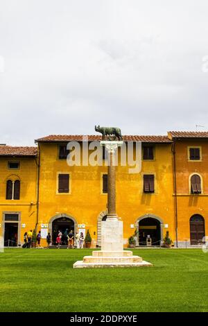 Pisa, Italia - 9 luglio 2017: Vista dei turisti e campo Santo (Cimitero Monumentale) in Piazza dei Miracoli in una giornata estiva Foto Stock