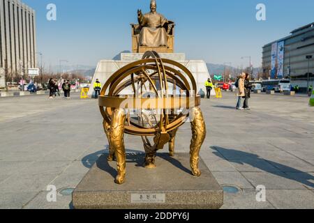 Modello di sfera armillare di fronte alla statua del Sejong Daewang, chiamato anche Sejong il Grande, il quarto re della dinastia Joseon di Corea Foto Stock