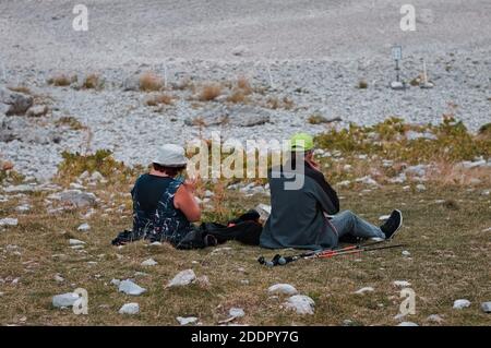Monti Sibillini, Marche - 19 settembre 2020: Una coppia anziana fa un picnic sull'erba dei Monti Sibillini Foto Stock