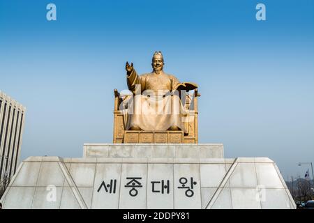 Statua del Sejong Daewang, chiamato anche Sejong il Grande, il quarto re della dinastia Joseon della Corea, e l'alfabeto della lingua coreana Foto Stock