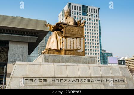 Statua del Sejong Daewang, chiamato anche Sejong il Grande, il quarto re della dinastia Joseon della Corea, e l'alfabeto della lingua coreana Foto Stock