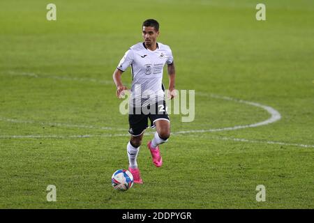 Swansea, Regno Unito. 25 Nov 2020. Kyle Naughton di Swansea City in action.EFL Skybet Championship match, Swansea City contro Sheffield Mercoledì al Liberty Stadium di Swansea Mercoledì 25 Novembre 2020. Questa immagine può essere utilizzata solo per scopi editoriali. Solo per uso editoriale, è richiesta una licenza per uso commerciale. Nessun utilizzo nelle scommesse, nei giochi o nelle pubblicazioni di un singolo club/campionato/giocatore. pic di Andrew Orchard/Andrew Orchard sports photography/Alamy Live news Credit: Andrew Orchard sports photography/Alamy Live News Foto Stock