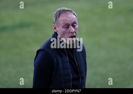 Swansea, Regno Unito. 25 Nov 2020. Steve Cooper, il direttore della città di Swansea, guarda sopra. EFL Skybet Championship, Swansea City contro Sheffield mercoledì al Liberty Stadium di Swansea mercoledì 25 novembre 2020. Questa immagine può essere utilizzata solo per scopi editoriali. Solo per uso editoriale, è richiesta una licenza per uso commerciale. Nessun utilizzo nelle scommesse, nei giochi o nelle pubblicazioni di un singolo club/campionato/giocatore. pic di Andrew Orchard/Andrew Orchard sports photography/Alamy Live news Credit: Andrew Orchard sports photography/Alamy Live News Foto Stock