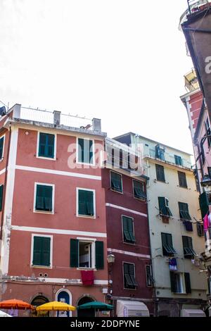 Vernazza, Italia - 8 luglio 2017: Vista degli antichi edifici tradizionali in una giornata estiva Foto Stock