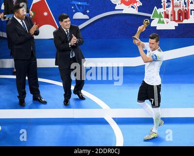 Diego Maradona presenta Julian Draxler (Germania) con il trofeo per il miglior giocatore del torneo. A sinistra: Ronaldo (Brasile). GES/Calcio/Coppa Confed 2017: Finale: Cile - Germania, San Pietroburgo, Russia, 02.07.2017 Calcio: Coppa Confed 2017: Finale: Cile - Germania, San Pietroburgo, Russia, 2 luglio 2017 | utilizzo in tutto il mondo Foto Stock