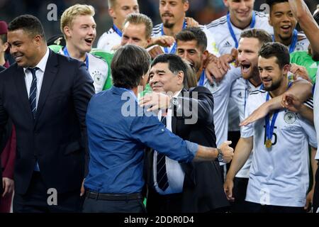 San Pietroburgo, Russland. 02 luglio 2017. Cerimonia di premiazione della squadra tedesca con Diego Armando Maradona (centro) e il coach nazionale Joachim Jogi Loew (Germania). A sinistra: Ronaldo (Brasile). GES/Calcio/Coppa Confed 2017: Finale: Cile - Germania, San Pietroburgo, Russia, 02.07.2017 Calcio: Coppa Confed 2017: Finale: Cile - Germania, San Pietroburgo, Russia, 2 luglio 2017 | utilizzo nel mondo Credit: dpa/Alamy Live News Foto Stock