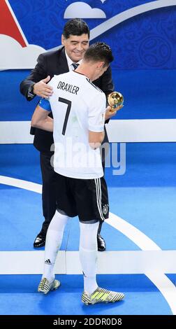 Diego Maradona presenta Julian Draxler (Germania) con il trofeo per il miglior giocatore del torneo. GES/Calcio/Coppa Confed 2017: Finale: Cile - Germania, San Pietroburgo, Russia, 02.07.2017 Calcio: Coppa Confed 2017: Finale: Cile - Germania, San Pietroburgo, Russia, 2 luglio 2017 | utilizzo in tutto il mondo Foto Stock