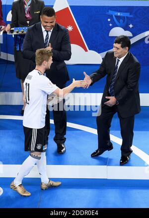 San Pietroburgo, Russland. 02 luglio 2017. Diego Maradona presenta Timo Werner (Germania) con il trofeo/scarpa d'oro. Back: Ronaldo (Brasile) GES/Soccer/Confed Cup 2017: Finale: Cile - Germania, San Pietroburgo, Russia, 02.07.2017 Calcio: Confed Cup 2017: Finale: Cile - Germania, San Pietroburgo, Russia, 2 luglio 2017 | Use worldwide Credit: dpa/Alamy Live News Foto Stock