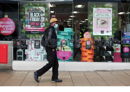 Edimburgo, Scozia, Regno Unito. 26 novembre 2020. Sconti del Black Friday sulle vetrine dei negozi di Princes Street. Finestra superfarmaco. Il Black Friday cade domani il 27 novembre. Credit: Craig Brown/Alamy Live News Foto Stock