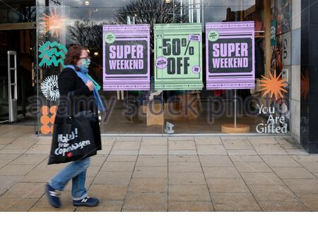 Edimburgo, Scozia, Regno Unito. 26 novembre 2020. Sconti del Black Friday sulle vetrine dei negozi di Princes Street. Il Black Friday cade domani il 27 novembre. Credit: Craig Brown/Alamy Live News Foto Stock