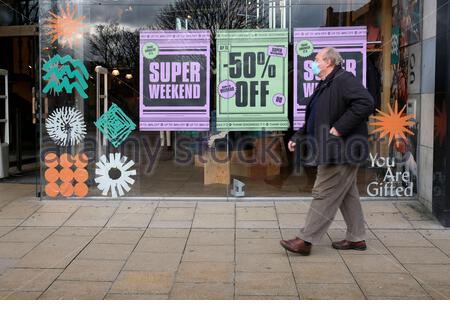 Edimburgo, Scozia, Regno Unito. 26 novembre 2020. Sconti del Black Friday sulle vetrine dei negozi di Princes Street. Il Black Friday cade domani il 27 novembre. Credit: Craig Brown/Alamy Live News Foto Stock