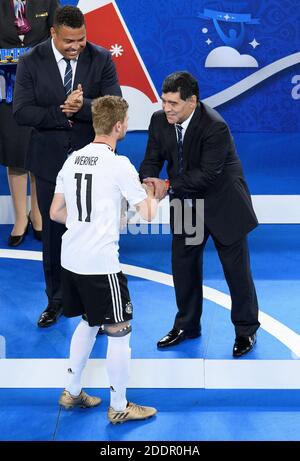 San Pietroburgo, Russland. 02 luglio 2017. Diego Maradona presenta Timo Werner (Germania) con il trofeo/scarpa d'oro. Back: Ronaldo (Brasile) GES/Soccer/Confed Cup 2017: Finale: Cile - Germania, San Pietroburgo, Russia, 02.07.2017 Calcio: Confed Cup 2017: Finale: Cile - Germania, San Pietroburgo, Russia, 2 luglio 2017 | Use worldwide Credit: dpa/Alamy Live News Foto Stock