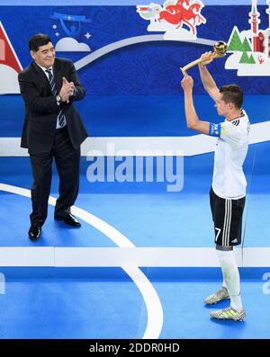 Diego Maradona presenta Julian Draxler (Germania) con il trofeo per il miglior giocatore del torneo. GES/Calcio/Coppa Confed 2017: Finale: Cile - Germania, San Pietroburgo, Russia, 02.07.2017 Calcio: Coppa Confed 2017: Finale: Cile - Germania, San Pietroburgo, Russia, 2 luglio 2017 | utilizzo in tutto il mondo Foto Stock