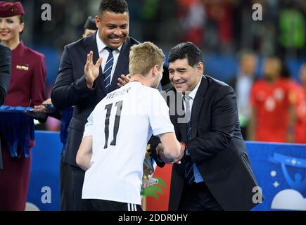 San Pietroburgo, Russland. 02 luglio 2017. Diego Maradona presenta Timo Werner (Germania) con il trofeo/scarpa d'oro. Back: Ronaldo (Brasile) GES/Soccer/Confed Cup 2017: Finale: Cile - Germania, San Pietroburgo, Russia, 02.07.2017 Calcio: Confed Cup 2017: Finale: Cile - Germania, San Pietroburgo, Russia, 2 luglio 2017 | Use worldwide Credit: dpa/Alamy Live News Foto Stock