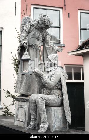 Deventer, Paesi Bassi, 15 dicembre 2018: Statue viventi durante il festival Dickens a Deventer nei Paesi Bassi Foto Stock