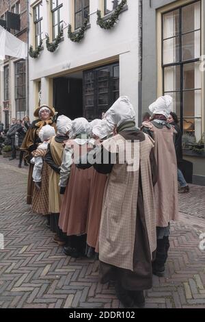 Deventer, Paesi Bassi, 15 dicembre 2018: L'insegnante forma i bambini della scuola di fila durante il festival Dickens a Deventer, Paesi Bassi Foto Stock