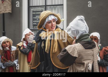 Deventer, Paesi Bassi, 15 dicembre 2018: L'insegnante allatta uno dei bambini durante il festival Dickens a Deventer, Paesi Bassi Foto Stock