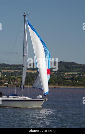 Barca a vela piccola sul exe estuario di Turf Lock in una giornata di sole autunno. Devon, Regno Unito Foto Stock