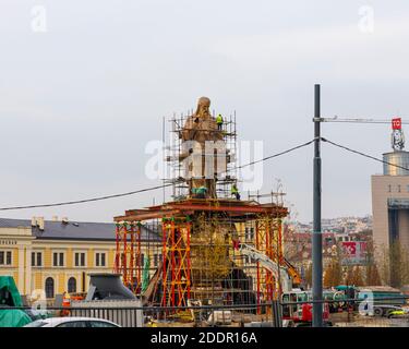 Belgrado, Serbia - Novembre 23. 2020: Stefan Nemanja Monumento in costruzione di fronte alla vecchia stazione ferroviaria di Belgrado, Serbia Foto Stock