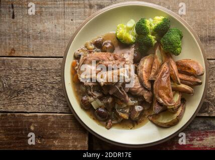 Stufato di cervo di cervo selvatico con castagne incluse negli ingredienti. Inghilterra GB Foto Stock