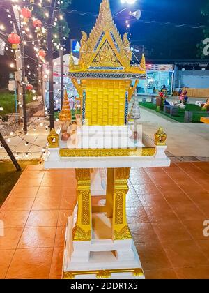 Tempio sacro giallo dorato al mercato notturno tailandese a Huai Khwang, Bangkok, Thailandia. Foto Stock