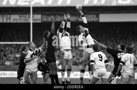 25 ottobre 1989 Rugby Union Neath contro tutti i neri, il Gnoll, Neath, Galles. Uscita linea. Combatti davanti a 12,000 tifosi. Foto di Tony Henshaw Foto Stock