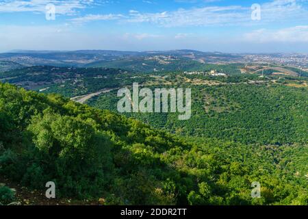 Vista dell'alta Galilea, e del Libano meridionale, dal monte Adirr, Israele settentrionale Foto Stock