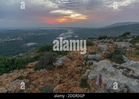 Vista al tramonto del paesaggio della Galilea occidentale, con il Mar Mediterraneo, nel Parco di Adamit, Israele settentrionale Foto Stock