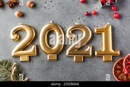 Data 2021 sotto forma di candele d'oro. Carta del nuovo anno, 2021. Foto Stock