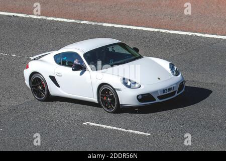 2012 Porsche Cayman S-A bianca; traffico veicolare, veicoli in movimento, automobili, veicoli in marcia su strade del Regno Unito, motori, macchine sportive in automobile sulla rete stradale autostradale M6 nel Regno Unito. Foto Stock