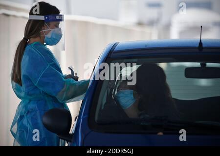 Roma, Roma, Italia. 26 Nov 2020. Uno staff medico preleva un campione di tampone presso un centro test drive-through COVID-19 a Fiumicino, vicino Roma, 26 novembre 2020 Credit: Vincenzo Livieri/ZUMA Wire/Alamy Live News Foto Stock