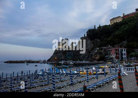 Monterosso al Mare, Italia - 8 luglio 2017: Vista dei turisti sulla spiaggia di Fegina con ombrelloni colorati e lettini e la statua del Gigante sullo sfondo Foto Stock