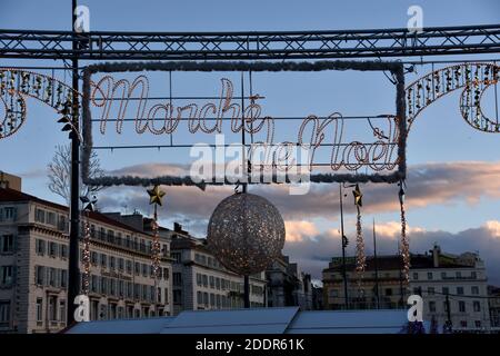 Marsiglia, Francia. 25 Nov 2017. Il cartello del mercatino di Natale al Vieux-Port di Marsiglia.tutte le principali città francesi hanno cancellato il loro mercatino di Natale a causa del coronavirus (Covid-19). Credit: SOPA Images Limited/Alamy Live News Foto Stock