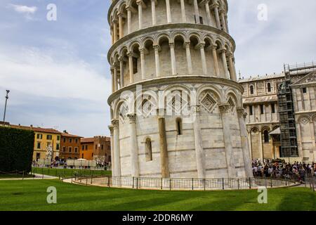 Pisa, Italia - 9 luglio 2017: Vista dei turisti, Torre Pendente e Cattedrale di Pisa in Piazza dei Miracoli in una giornata estiva Foto Stock