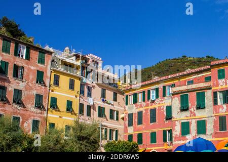 Vernazza, Italia - 8 luglio 2017: Vista delle tradizionali case colorate in una giornata estiva Foto Stock