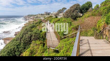 Sydney, Australia - persone che camminano lungo la Coogee fino alla passeggiata costiera di Bondi. Questa famosa passeggiata costiera si estende per sei km nei sobborghi orientali di Sydney. Foto Stock